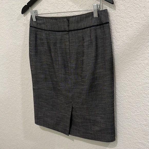 Ann Taylor Mini Skirt In Size 2 - Picture 7 of 9